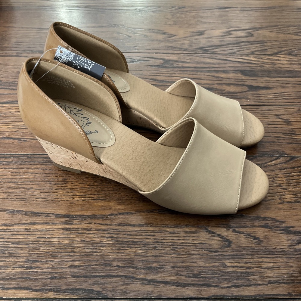 $65 ROYU Stella Shell Wedge Sandal 9.5m Cork Heel Open-Toe Beige Dress Shoes